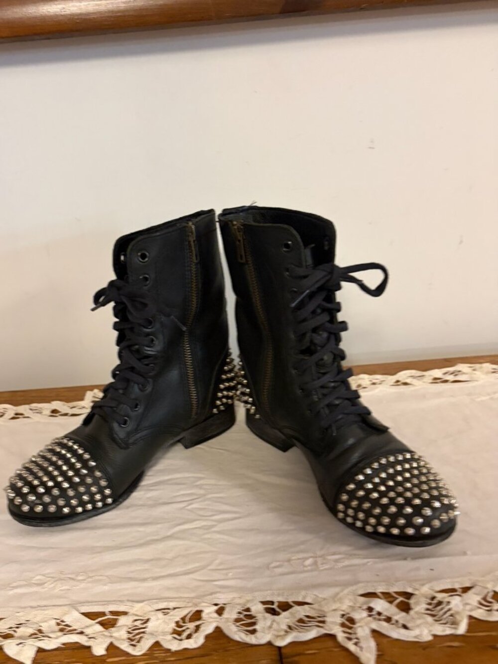 Steve Madden Women's Size 7.5 Leather Tarnney Boots w/spiked toe and Heel. Black
